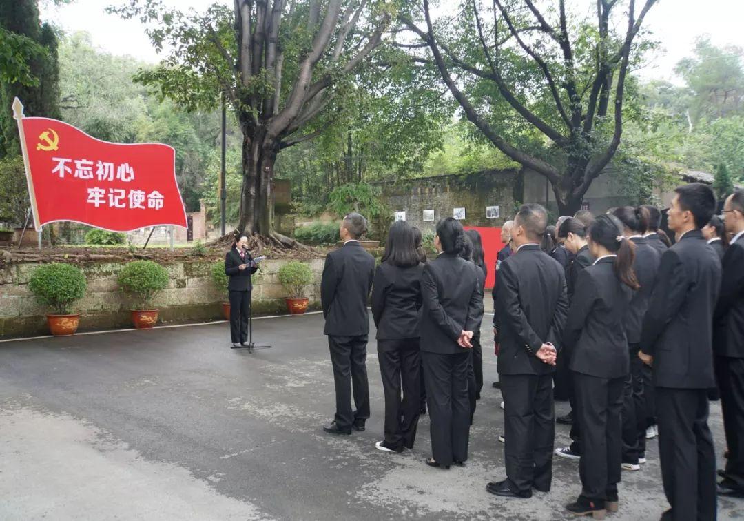 隆昌县教育局领导团队引领教育革新，塑造未来之光，（注，标题简洁明了，突出了教育局领导团队在引领教育改革方面的作用，同时体现了塑造未来教育的重要目标。）